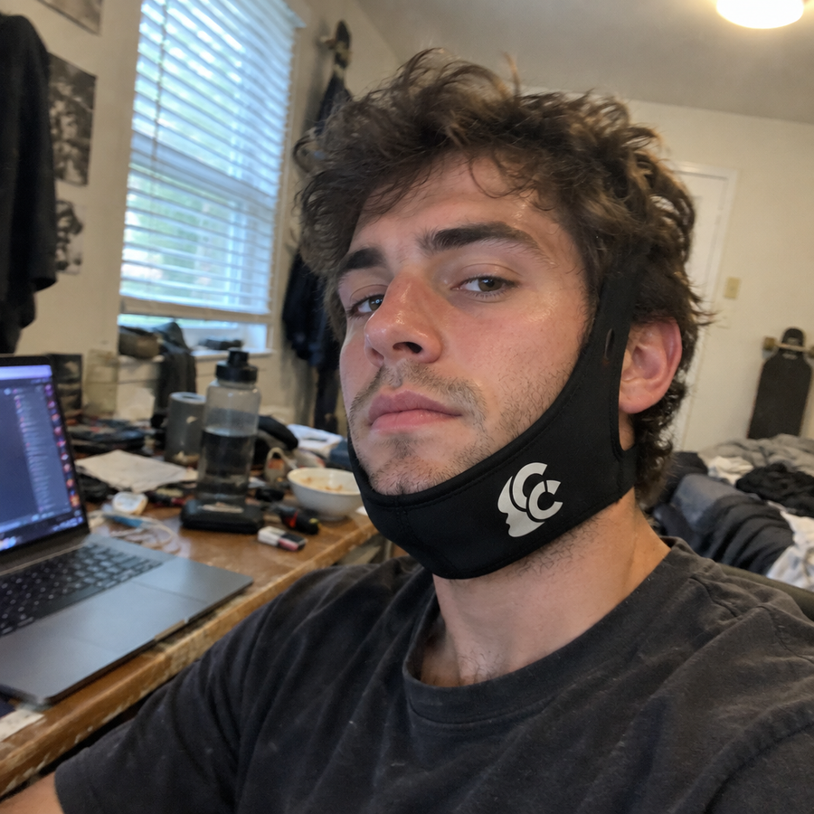 Homme portant FaceForm au bureau